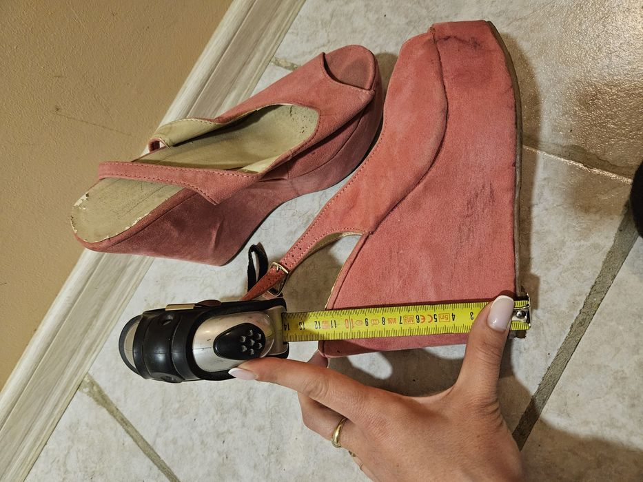 Елегантни обувки на ток