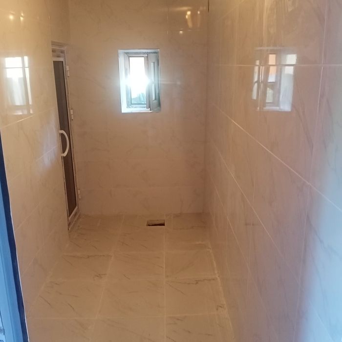 Красиво клеем кафель