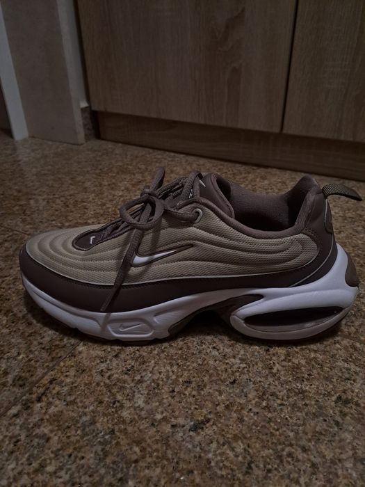 Маратонки Nike кафяви
