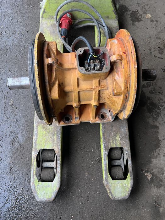 Motor electric trifazat cu ax-arbore dublu  Gr-210 kg