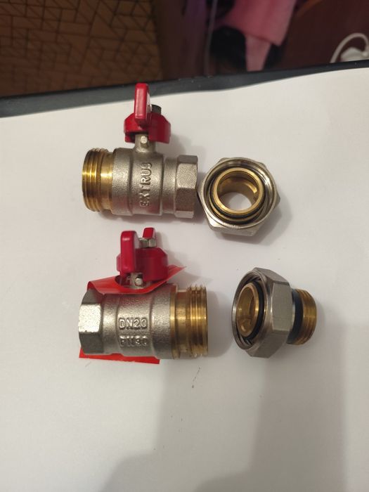 Продам 2 крана американка для батареи