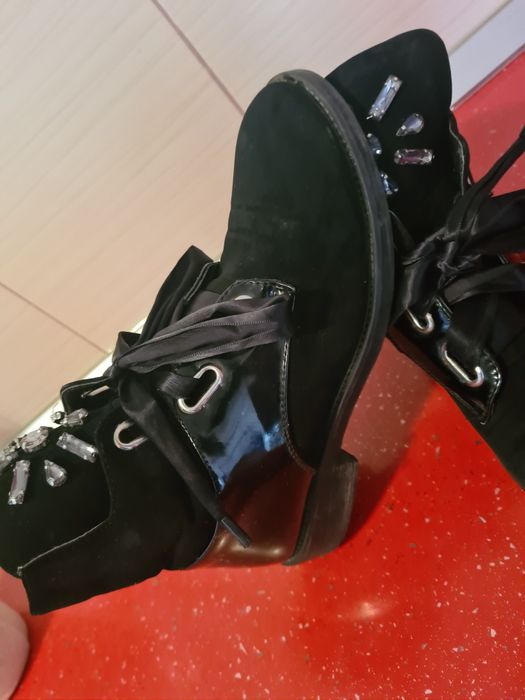 Bocanci dama mar 37  catifea  la 50 lei Timișoara