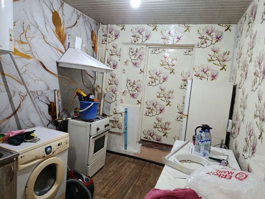 Продается однокомнатная квартира на первом этаже двухэтажного дома
Пер