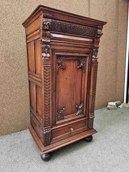 Уникален шкаф с дърворезба
