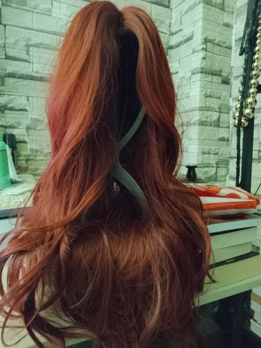 Червена дълга перука