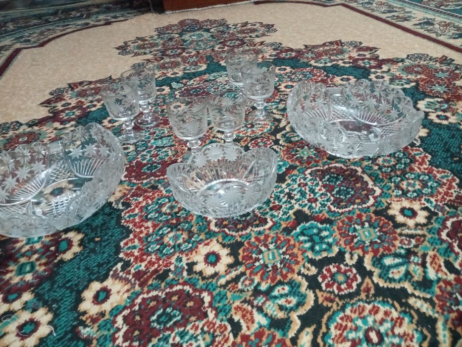 ХРУСТАЛ идишлар сотилли.