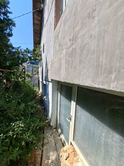 Продава къща с двор