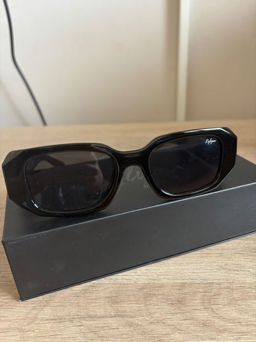 Черни слънчеви очила