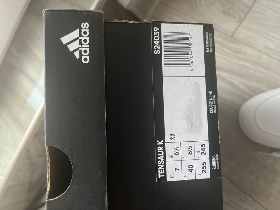 Чисто нови маратонки Adidas Tensuar K