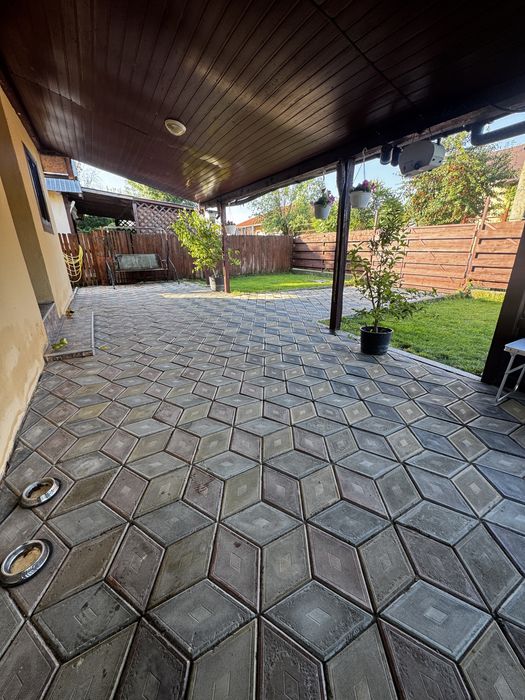 Vand casa formata din doua dormitoare,living,baie,bucatarie