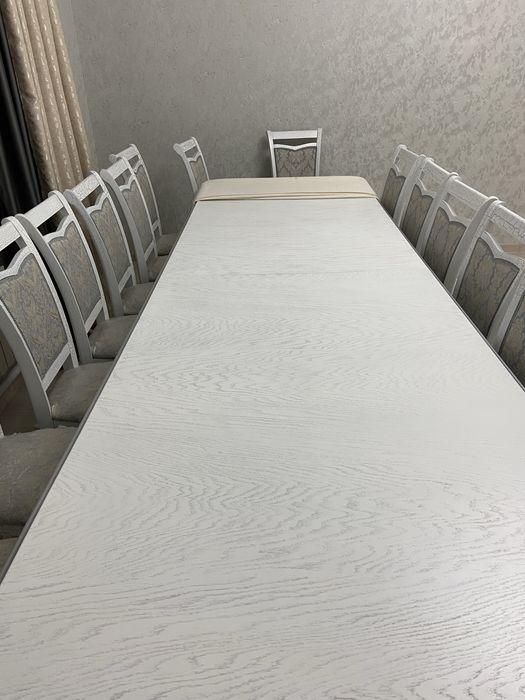 стол с 18 стульями