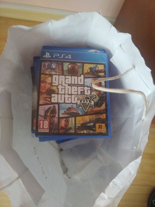 Vând ps 4 cu 2 manete și 21 de jocuri