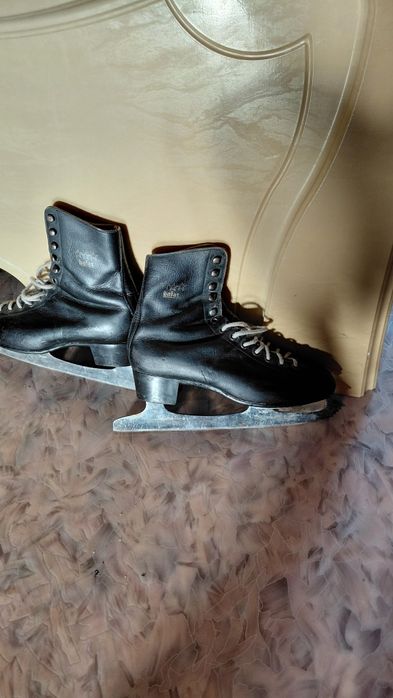 Коньки фигурнные, ботинок из кожи