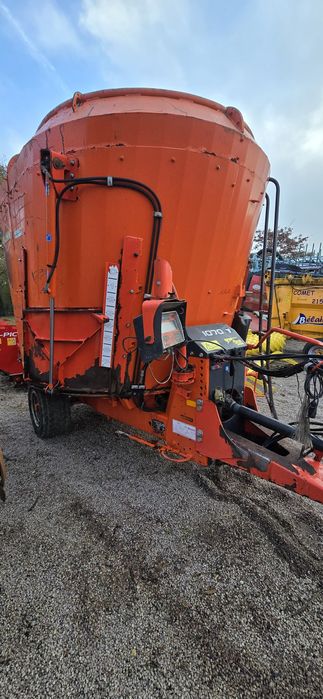 Remorca tehnologica furajare animale vaci  kuhn  RNH 12 mc