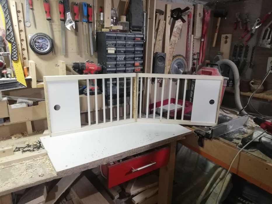 Rafturi , fete, Hrănitoare