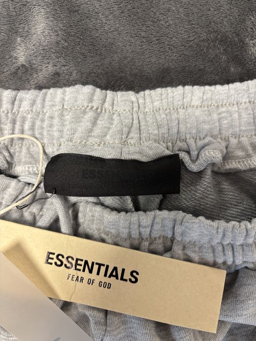 Pantaloni esentials,pret negociabil