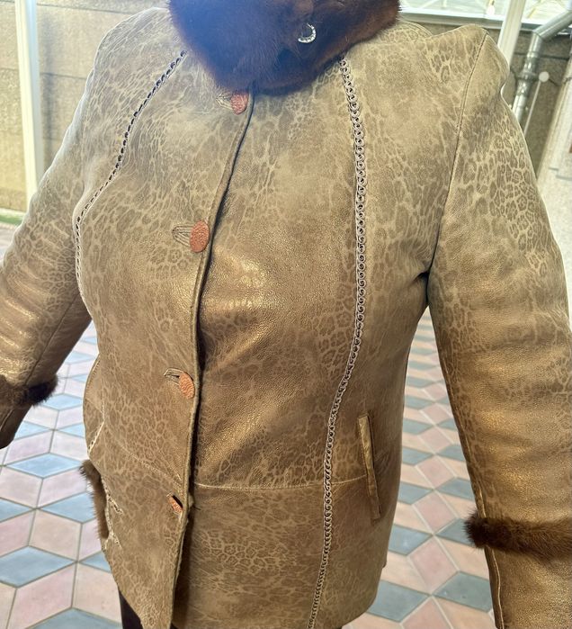 Короткая дубленка с норковым воротником