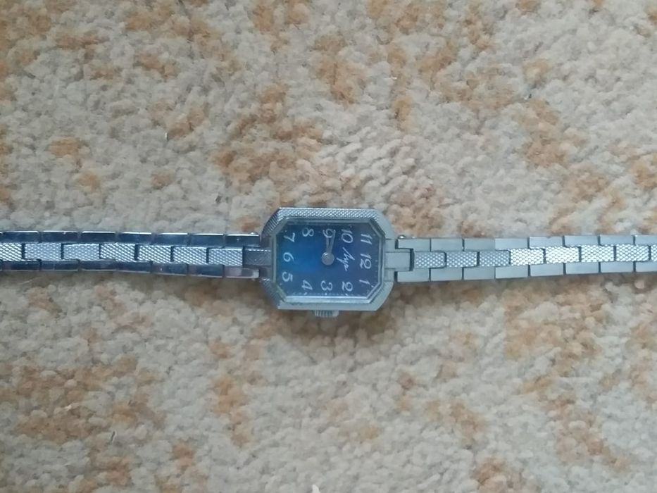 Часы настольные и наручные