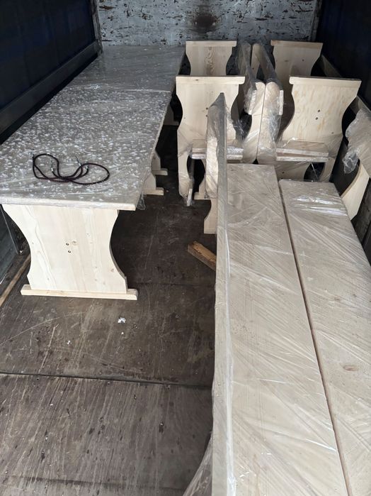 Дървени маси и пейки