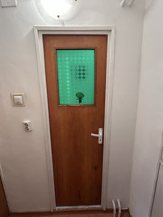 Donez 7 usi de apartament