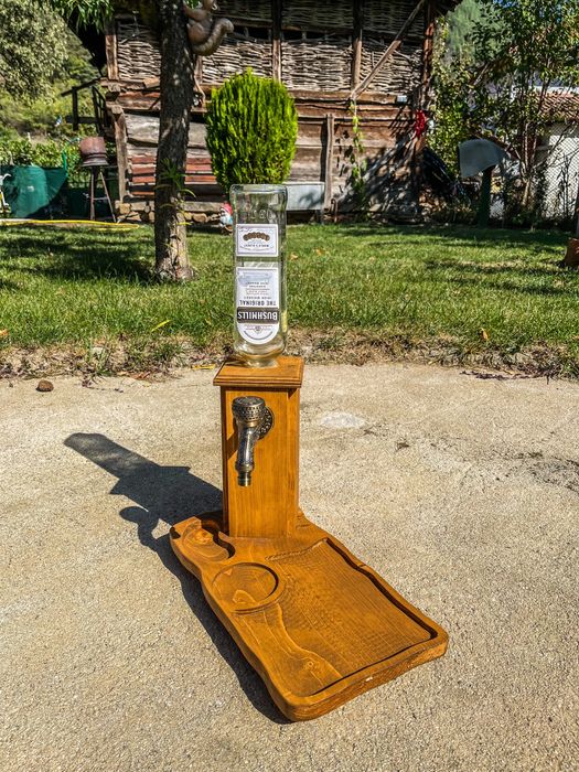 Диспенсър за алкохол с плато за мезета