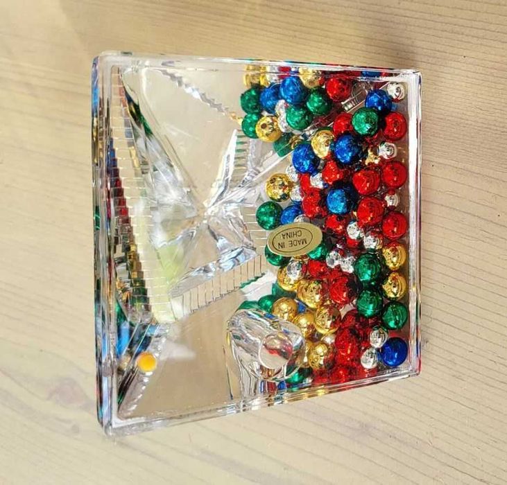 Продавам красив декоративен трапец за химикалки и моливи за бюро