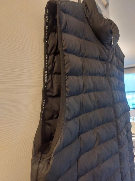 Продавам оригинален мъжки елек Хуго Босс 6XL