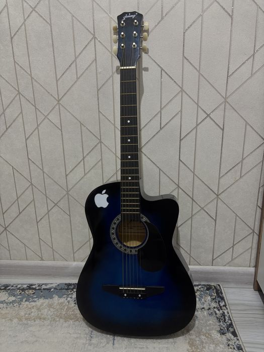 хорошая гитара,акуистическая