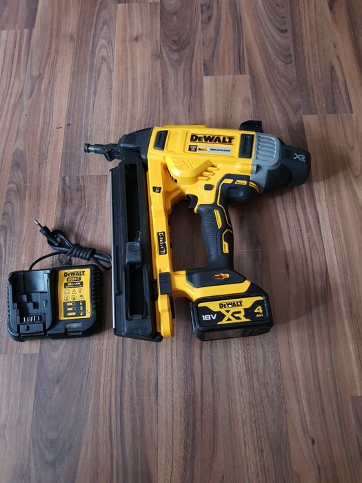 Pistol de bătut cuie în beton Dewalt DCN 890