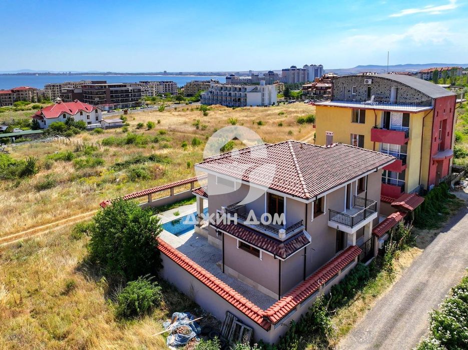 Продава се Къща в Свети Влас - 250 кв.м за 2392 €/кв.м - Снимка #1
