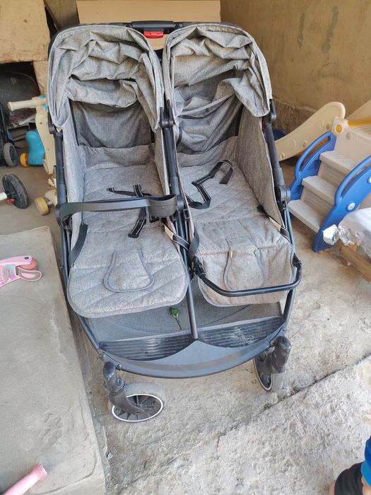 Продаётся двухместная коляска