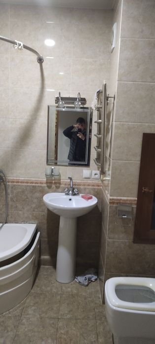 Продается 2 комнатная квартира 4 этаж 5 этажный дом.  Сергели 4 Ярмарк