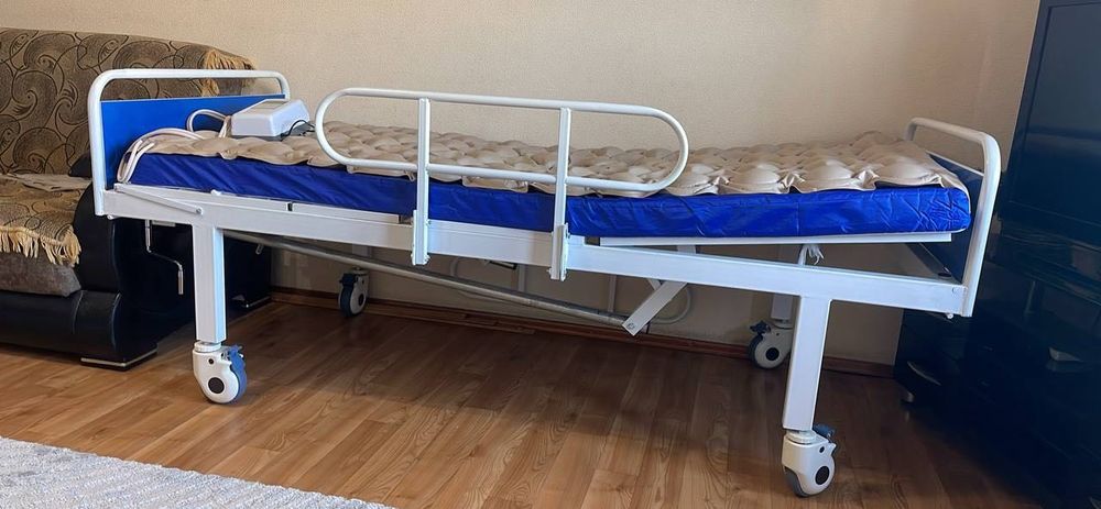 Мед. Кровать с противопролежневым матрасом