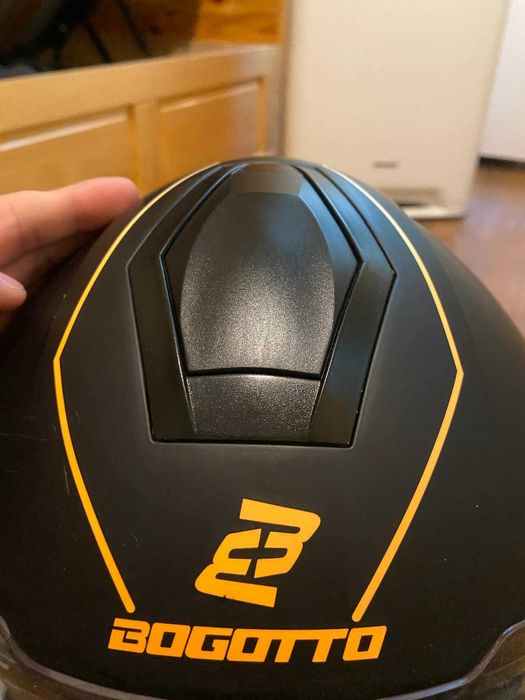 Продавам каска Богота