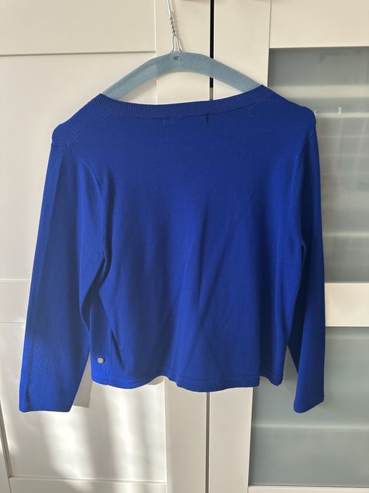 Дамска жилетка в кралско синьо на Карен Милън