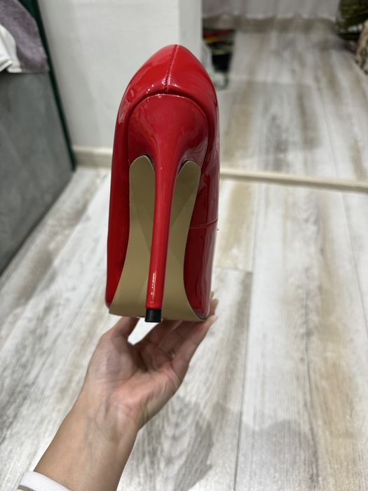 Pantofi stiletto