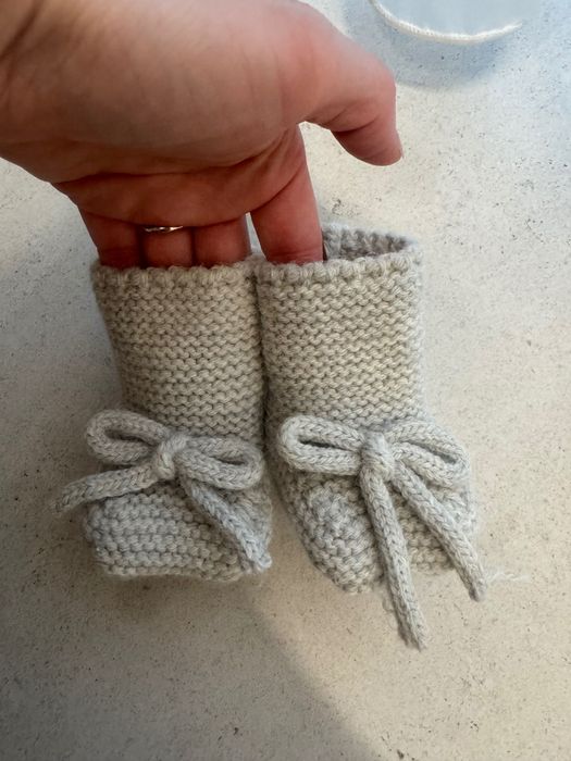 Сет от финно плетиво, панталон и пуловер в светло сив цвят. Р-р 3-6 М.