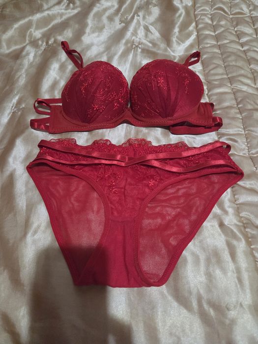 Set sutien și chiloți roșu nou mărime S-M