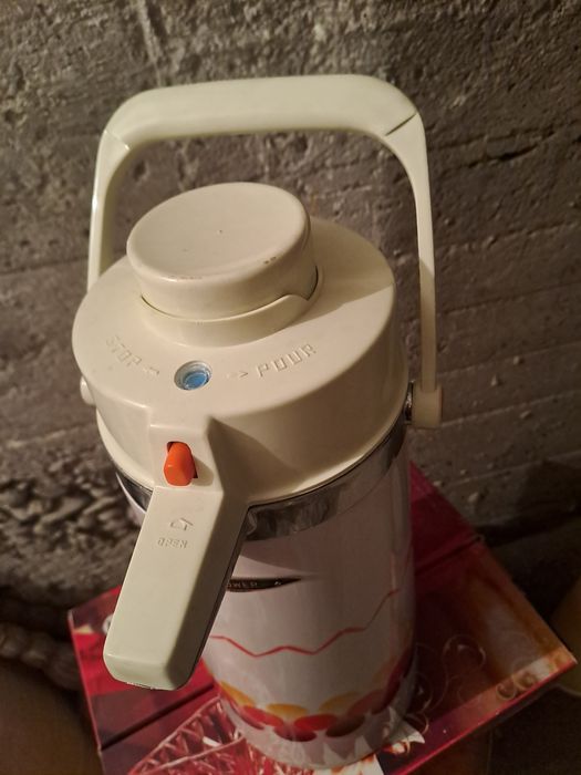 Термуси различни от които единият професионален.