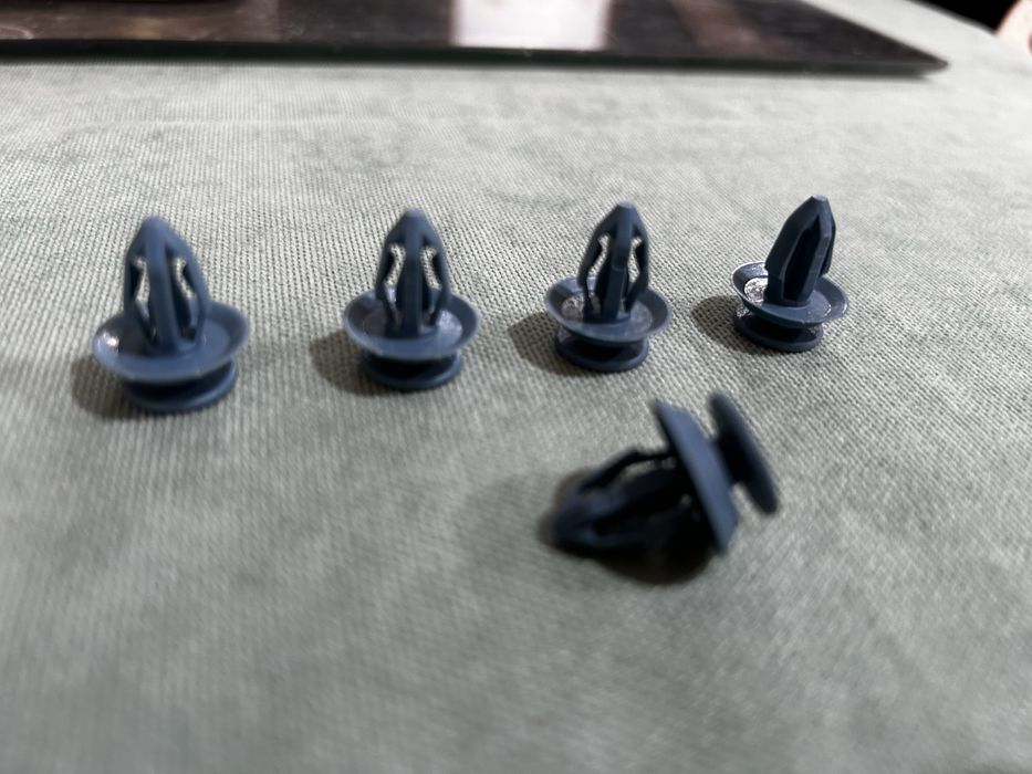 Vand clipsuri caroserie auto si ornamente plastic