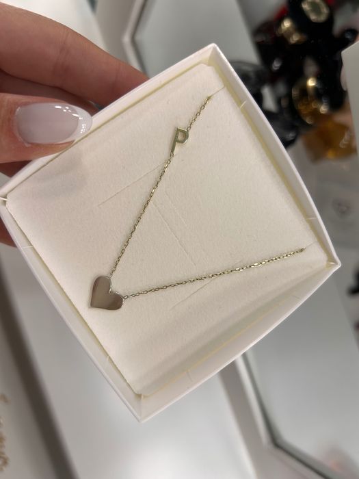 Сребърно колие със жълта позлата и буква Р