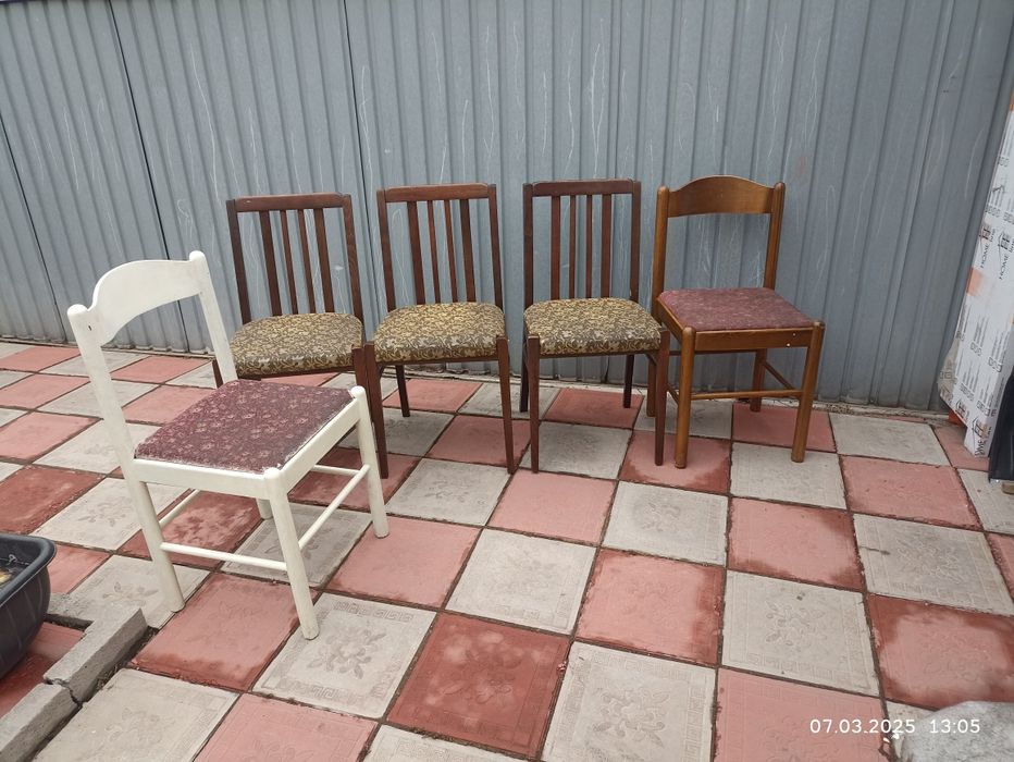 Стол и стулья 5 штук