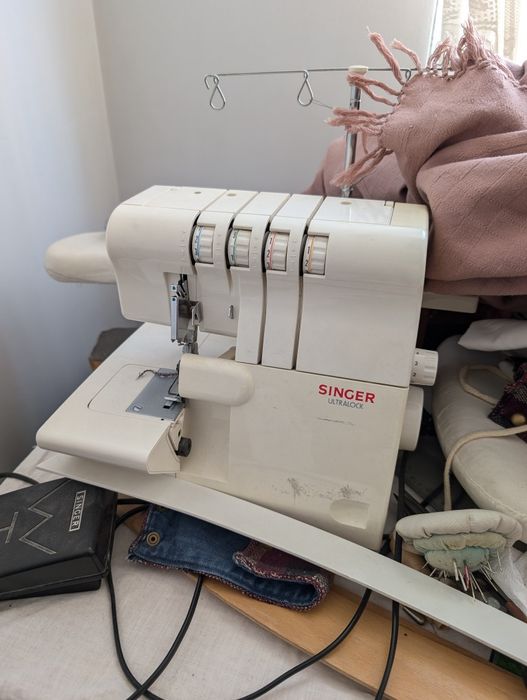 Mașina cusut Singer Ultralock surfilat