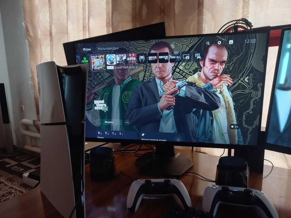 PS5 slim holati ideal tiniq 1TB hotirasi o'yinlar yozigan 2 djoystik.