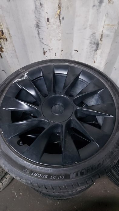 Шины с дисками на авто Тесла