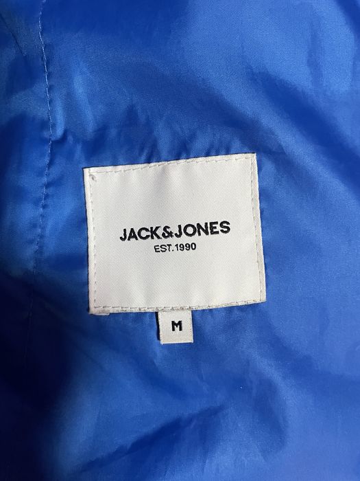 Geaca de ploaie albastra