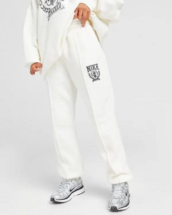 Дамско долнище Nike бял цвят памучна материя размер S и М ново