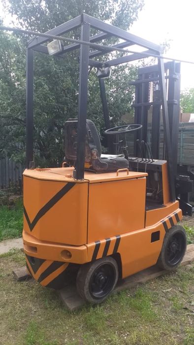 Электрический вилочный погрузчик