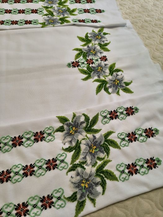 Ie cu margele cusută la mâna