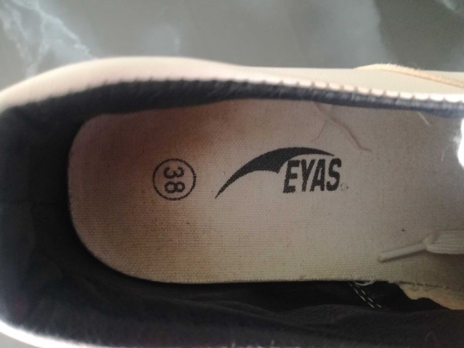 Продавам Спортни бели маратонки-Eyas